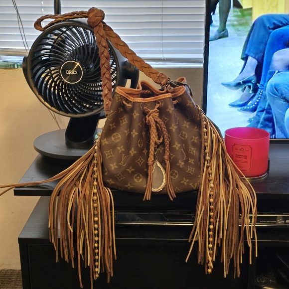 Louis Vuitton LV AUTHENTIC Vintage BOHO GORGEOUS Small Bucket Bag $1699.99 ❤️ - Picture 1 of 16
